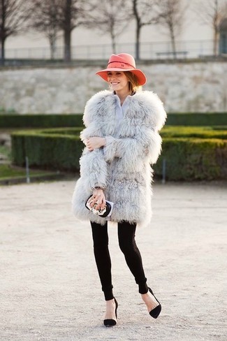 Fuchsia Wollhut kombinieren – 13 Damen Outfits: Um ein entspanntes Outfit zu erhalten, sind ein grauer Pelz und ein fuchsia Wollhut ganz ideal geeignet. Vervollständigen Sie Ihr Look mit schwarzen Wildleder Pumps.