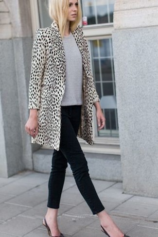 hellbeige Pelz mit Leopardenmuster, grauer Pullover mit einem Rundhalsausschnitt, schwarze enge Jeans, schwarze Leder Pumps für Damen