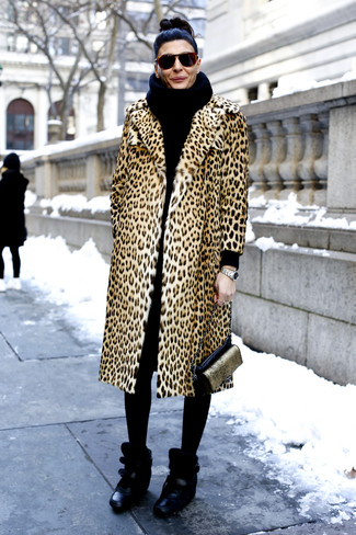 40 Jährige: Smart-Casual Herbst Outfits Damen 2022: Um eine edle und lässige Silhouette zu zaubern, wahlen Sie einen beige Pelz mit Leopardenmuster. Fühlen Sie sich ideenreich? Entscheiden Sie sich für schwarzen Leder Keil Turnschuhe. Ein cooler Look für den Herbst.