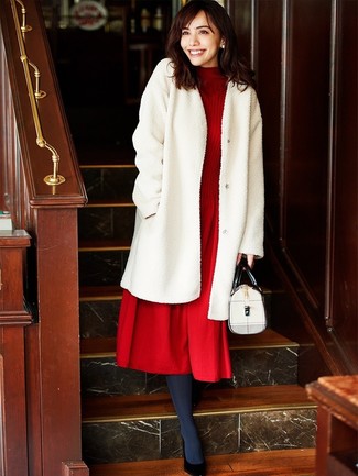 weißer Pelz, rotes Strick Wollmidikleid, schwarze Leder Pumps, weiße Satchel-Tasche aus Leder für Damen