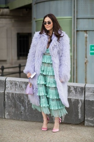 Hellviolette Leder Clutch kombinieren – 27 Damen Outfits: Diese Kombi aus einem hellvioletten Pelz und einer hellvioletten Leder Clutch ist ganz perfekt alltagstauglich. Rosa Satin Pumps sind eine großartige Wahl, um dieses Outfit zu vervollständigen.