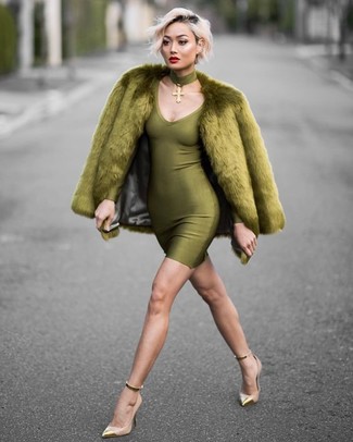Elegante kühl Wetter Outfits Damen 2024: Paaren Sie einen olivgrünen Pelz mit einem olivgrünen figurbetontem Kleid, um eine legere und gleichzeitig raffinierte Stimmung zu schaffen. Dieses Outfit passt hervorragend zusammen mit hellbeige leder pumps.
