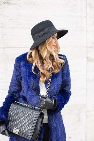 Winter Outfits Damen 2024: Um einen legeren Look zu kreieren, probieren Sie diese Paarung aus einem blauen Pelz und einer schwarzen enger Hose. Was für eine super Winter-Outfit Idee!