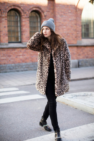 Winter Outfits Damen 2024: Wahlen Sie einen beige Pelz mit Leopardenmuster und schwarzen enge Jeans, um ein legeres Outfit zu kreieren, der im Kleiderschrank der Frau nicht fehlen darf. Schwarze Leder Stiefeletten sind eine großartige Wahl, um dieses Outfit zu vervollständigen. Ein trendiges Winter-Outfit.