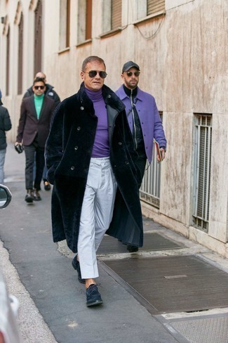 Violetten Rollkragenpullover kombinieren – 39 Herren Outfits: Kombinieren Sie einen violetten Rollkragenpullover mit einer weißen Chinohose, um mühelos alles zu meistern, was auch immer der Tag bringen mag. Fühlen Sie sich ideenreich? Vervollständigen Sie Ihr Outfit mit dunkelblauen Wildleder Derby Schuhen.