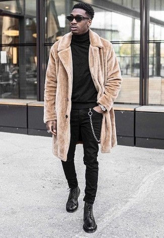 Wie Pelz mit Jeans zu kombinieren – 8 Casual Herren Outfits kalt Wetter: Kombinieren Sie einen Pelz mit Jeans für einen entspannten Wochenend-Look. Komplettieren Sie Ihr Outfit mit einer schwarzen Lederfreizeitstiefeln, um Ihr Modebewusstsein zu zeigen.
