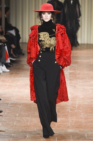 roter Pelz, schwarzer bestickter Rollkragenpullover aus Samt, schwarze weite Hose, schwarze Wildleder Stiefeletten für Damen