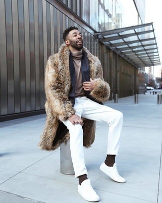 Braune Socken kombinieren – 188 Herren Outfits kalt Wetter: Für ein bequemes Couch-Outfit, tragen Sie einen beige Pelz und braunen Socken. Weiße Segeltuch niedrige Sneakers bringen Eleganz zu einem ansonsten schlichten Look.