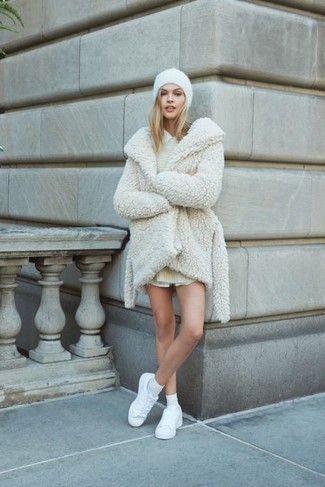 30 Jährige: Wie Businesshemd mit Sweatkleides zu kombinieren – 2 Damen Outfits kühl Wetter: Erwägen Sie das Tragen von einem Sweatkleid und einem Businesshemd für einen schicken, eleganten Freizeit-Look. Fühlen Sie sich ideenreich? Wählen Sie weißen Leder niedrige Sneakers.