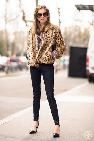 kühl Wetter Outfits Damen 2024: Um einen stilsicheren, lockeren Look zu erzeugen, sind eine beige Pelzjacke mit Leopardenmuster und schwarze enge Jeans ganz ideal geeignet. Komplettieren Sie Ihr Outfit mit schwarzen leder pumps.