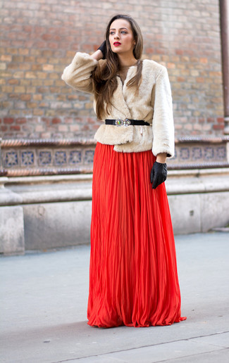 hellbeige Pelzjacke, rotes Falten Ballkleid, schwarze Lederhandschuhe, schwarzer verzierter elastischer Taillengürtel für Damen