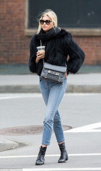 schwarze Pelzjacke, hellblaue Jeans, schwarze flache Stiefel mit einer Schnürung aus Leder, graue Leder Umhängetasche für Damen