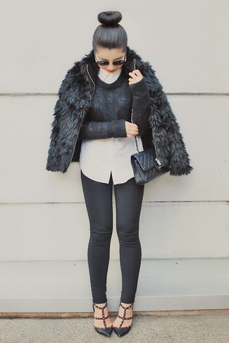 Kurzen Pullover kombinieren – 274 Damen Outfits: Tragen Sie einen kurzen Pullover und schwarzen Leggings, um einen stilvollen, entspannten Look zu kreieren, der im Kleiderschrank der Frau nicht fehlen darf. Komplettieren Sie Ihr Outfit mit schwarzen Leder Pumps.