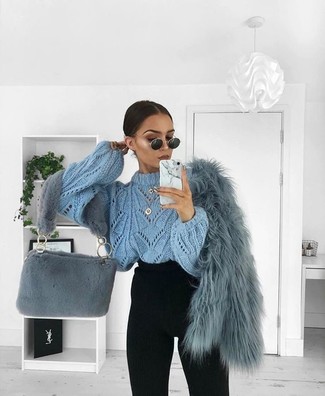 20 Jährige: Dunkelgraue Taschen kombinieren – 61 Smart-Casual Damen Outfits: Eine blaue Pelzjacke und dunkelgraue Taschen sind alles, was Sie brauchen, um perfekt und locker zu wirken.