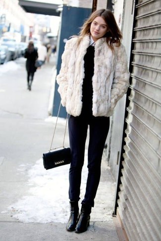 Winter Outfits Damen 2024: Um einen edlen, aber dennoch lässigen Look zu erhalten, braucht man nur eine hellbeige Pelzjacke und eine dunkelblaue enge Hose. Ergänzen Sie Ihr Look mit schwarzen Leder Stiefeletten. Ein trendiger Look für den Winter.