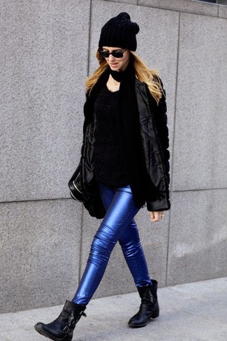 Winter Outfits Damen 2024: Mit einer schwarzen Pelzjacke und blauen engen Jeans aus Leder haben Sie jede Menge Kombinationsmöglichkeiten. Dieses Outfit passt hervorragend zusammen mit schwarzen Leder Stiefeletten. Was für eine super Winter-Look Idee!