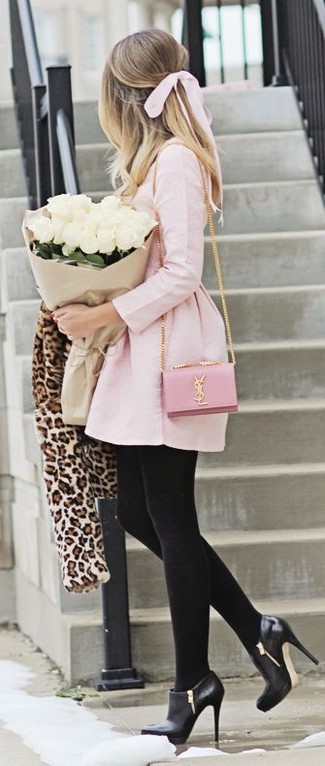 hellbeige Pelzjacke mit Leopardenmuster, rosa Skaterkleid, schwarze Leder Stiefeletten, rosa Leder Umhängetasche für Damen