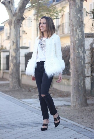 Weiße Jacke kombinieren – 155 Frühling Damen Outfits: Wahlen Sie eine weiße Jacke und schwarzen enge Jeans mit Destroyed-Effekten, um ein müheloses Outfit zu erreichen. Schwarze Wildleder Pumps sind eine gute Wahl, um dieses Outfit zu vervollständigen. Dieses Outfit ist hervorragend für die Übergangszeit geeignet.