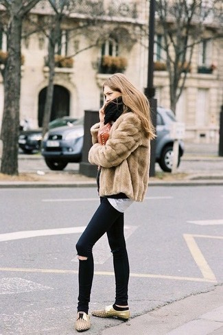 Hellbeige Leder Oxford Schuhe kombinieren – 16 Damen Outfits: Diese Paarung aus einer beige Pelzjacke und schwarzen engen Jeans mit Destroyed-Effekten ist ein absoluter Hingucker. Vervollständigen Sie Ihr Outfit mit hellbeige Leder Oxford Schuhen, um Ihr Modebewusstsein zu zeigen.