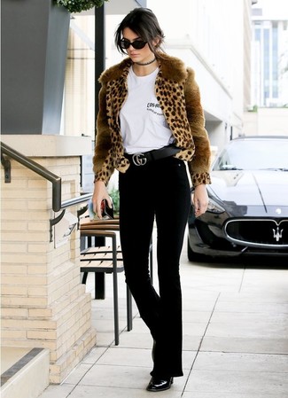 Möchten Sie ein auffälliges, lockeres Outfit schaffen, ist diese Kombi aus einer beige Pelzjacke mit Leopardenmuster und schwarzen Schlagjeans ganz gut. Schwarze leder stiefeletten sind eine ideale Wahl, um dieses Outfit zu vervollständigen.