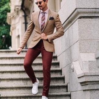 Wie rosa Businesshemd mit dunkelroter Anzughose zu kombinieren – 2 Herren Outfits