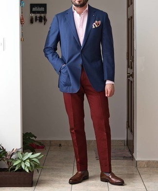Wie rosa Businesshemd mit dunkelroter Anzughose zu kombinieren – 2 Herren Outfits