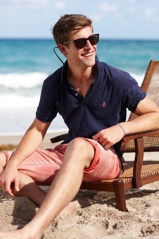 Rosa Shorts kombinieren für Herren