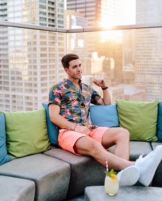 Rosa Shorts kombinieren für Herren