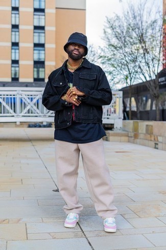 Rosa Jogginghose kombinieren – 7 Herren Outfits warm Wetter