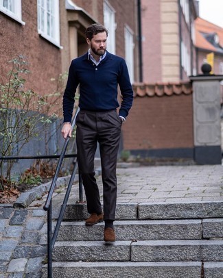Polo Pullover kombinieren – 415 Herren Outfits: Entscheiden Sie sich für einen klassischen Stil in einem Polo Pullover und einer dunkelgrauen Anzughose. Suchen Sie nach leichtem Schuhwerk? Vervollständigen Sie Ihr Outfit mit dunkelbraunen Wildleder Slippern für den Tag.