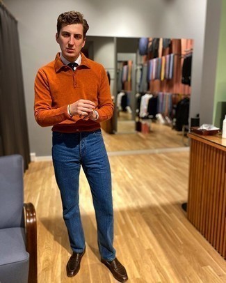 Orange Polo Pullover kombinieren – 15 Herren Outfits: Die Paarung aus einem orange Polo Pullover und blauen Jeans ist eine ideale Wahl für einen Tag im Büro. Putzen Sie Ihr Outfit mit dunkelbraunen Leder Slippern.