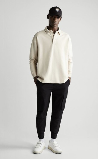 20 Jährige: Polo Pullover kombinieren – 78 Smart-Casual Herren Outfits: Ein Polo Pullover und eine schwarze Cargohose sind eine großartige Outfit-Formel für Ihre Sammlung. Weiße Leder niedrige Sneakers liefern einen wunderschönen Kontrast zu dem Rest des Looks.