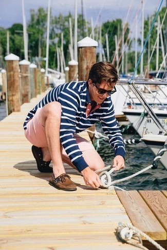 Dunkelblauen Polo Pullover kombinieren – 142 Herren Outfits: Kombinieren Sie einen dunkelblauen Polo Pullover mit rosa Shorts, um einen modischen Freizeitlook zu kreieren. Wählen Sie die legere Option mit braunen Wildleder Bootsschuhen.