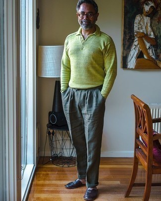 Senf Polo Pullover kombinieren – 15 Herren Outfits: Paaren Sie einen senf Polo Pullover mit einer grauen Leinen Anzughose für einen stilvollen, eleganten Look. Fühlen Sie sich mutig? Wählen Sie dunkelbraunen Leder Slipper.