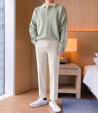 Mintgrünen Pullover kombinieren – 103 Smart-Casual Herren Outfits: Paaren Sie einen mintgrünen Pullover mit einer weißen Chinohose, um einen eleganten, aber nicht zu festlichen Look zu kreieren. Fühlen Sie sich mutig? Entscheiden Sie sich für weißen Segeltuch niedrige Sneakers.