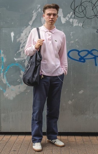 Rosa Polo Pullover kombinieren – 4 Herren Outfits: Kombinieren Sie einen rosa Polo Pullover mit einer dunkelblauen Chinohose, wenn Sie einen gepflegten und stylischen Look wollen. Weiße und dunkelblaue Leder niedrige Sneakers liefern einen wunderschönen Kontrast zu dem Rest des Looks.