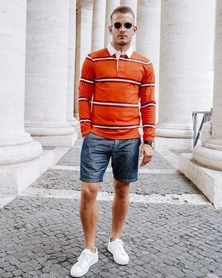 Orange horizontal gestreiften Polo Pullover kombinieren – 6 Herren Outfits: Kombinieren Sie einen orange horizontal gestreiften Polo Pullover mit dunkelblauen Leinen Shorts für einen für die Arbeit geeigneten Look. Fühlen Sie sich mutig? Vervollständigen Sie Ihr Outfit mit weißen Segeltuch niedrigen Sneakers.