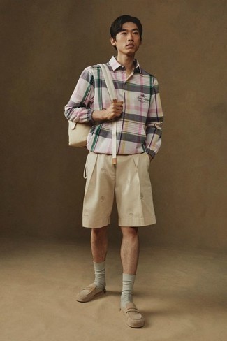 Smart-Casual warm Wetter Outfits Herren 2024: Erwägen Sie das Tragen von einem mehrfarbigen Polo Pullover mit Schottenmuster und hellbeige Shorts für einen für die Arbeit geeigneten Look.