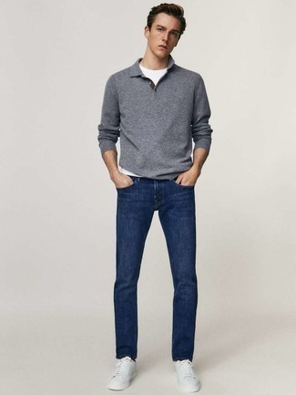 Dunkelgrauen Polo Pullover kombinieren – 60 Herren Outfits: Kombinieren Sie einen dunkelgrauen Polo Pullover mit dunkelblauen Jeans, um einen modischen Freizeitlook zu kreieren. Fühlen Sie sich ideenreich? Ergänzen Sie Ihr Outfit mit weißen Segeltuch niedrigen Sneakers.