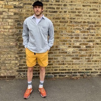 Herren Outfits 2021: Paaren Sie einen grauen Polo Pullover mit senf Sportshorts für ein großartiges Wochenend-Outfit. Suchen Sie nach leichtem Schuhwerk? Komplettieren Sie Ihr Outfit mit orange Sportschuhen für den Tag.