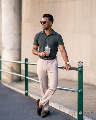 30 Jährige: Slipper kombinieren – 500+ Sommer Herren Outfits: Tragen Sie ein dunkelgraues Polohemd und eine hellbeige Anzughose für Ihren Bürojob. Fühlen Sie sich ideenreich? Wählen Sie Slipper. So einfach kann ein cooler Sommer-Look sein.
