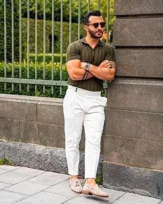 Elegante heiß Wetter Outfits Herren 2024: Vereinigen Sie ein olivgrünes Polohemd mit einer weißen Anzughose, wenn Sie einen gepflegten und stylischen Look wollen. Ergänzen Sie Ihr Outfit mit hellbeige Wildleder Slippern mit Quasten, um Ihr Modebewusstsein zu zeigen.