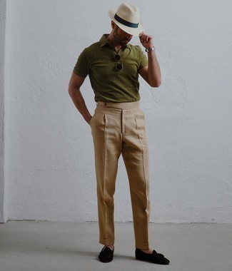 Schwarze Wildleder Slipper kombinieren – 500+ Herren Outfits: Kombinieren Sie ein olivgrünes Polohemd mit einer beige Anzughose für einen für die Arbeit geeigneten Look. Schwarze Wildleder Slipper putzen umgehend selbst den bequemsten Look heraus.