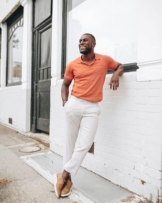 Smart-Casual heiß Wetter Outfits Herren 2024: Die Kombination von einem orange Polohemd und einer weißen Chinohose erlaubt es Ihnen, Ihren Freizeitstil klar und einfach zu halten. Fühlen Sie sich ideenreich? Entscheiden Sie sich für beige Leder Derby Schuhe.