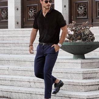 Business Schuhe kombinieren – 500+ Herren Outfits heiß Wetter: Kombinieren Sie ein schwarzes gepunktetes Polohemd mit einer dunkelblauen Chinohose für ein großartiges Wochenend-Outfit. Fühlen Sie sich mutig? Wählen Sie Business Schuhe.
