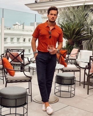 Orange Polohemd kombinieren – 90 Herren Outfits: Vereinigen Sie ein orange Polohemd mit einer dunkelblauen Chinohose, um einen lockeren, aber dennoch stylischen Look zu erhalten. Komplettieren Sie Ihr Outfit mit hellbeige horizontal gestreiften Segeltuch Espadrilles.