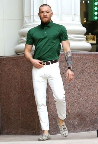 Conor McGregor trägt dunkelgrünes Polohemd, weiße Chinohose, graue Leder Mokassins mit Schlangenmuster, dunkelbrauner Ledergürtel