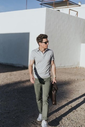 Graues Polohemd kombinieren – 243 Herren Outfits: Tragen Sie ein graues Polohemd und eine olivgrüne Chinohose, um einen lockeren, aber dennoch stylischen Look zu erhalten. Weiße Segeltuch niedrige Sneakers sind eine gute Wahl, um dieses Outfit zu vervollständigen.