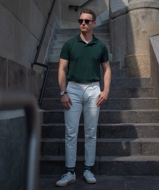 Dunkelgrünes Polohemd kombinieren – 155 Herren Outfits: Entscheiden Sie sich für ein dunkelgrünes Polohemd und eine weiße Chinohose, um mühelos alles zu meistern, was auch immer der Tag bringen mag. Komplettieren Sie Ihr Outfit mit weißen Leder niedrigen Sneakers.