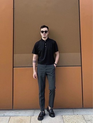 Schwarze Slipper kombinieren – 209 Herren Outfits heiß Wetter: Kombinieren Sie ein schwarzes Polohemd mit einer dunkelgrauen Chinohose für einen bequemen Alltags-Look. Wählen Sie schwarzen Slipper, um Ihr Modebewusstsein zu zeigen.